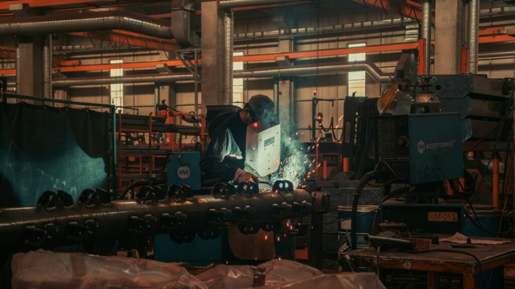 Atelier industriel en activité, décor d’une vidéo de recrutement