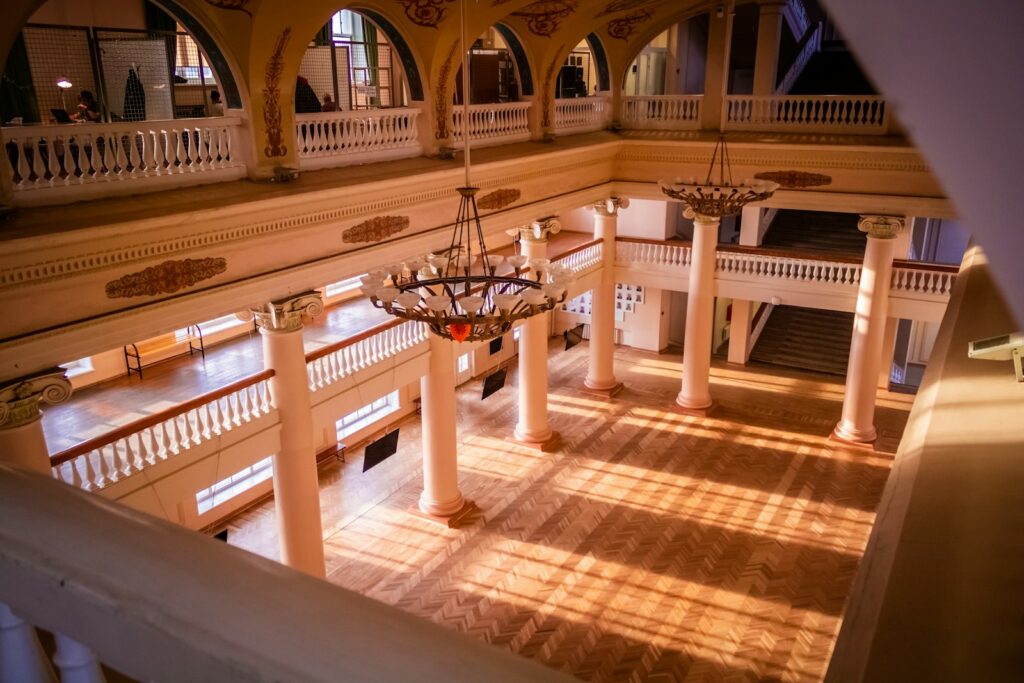 Vue plongeante dans un grand hall intérieur